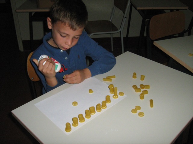 Antonio_crea_i_pezzi_con_la_pasta_piccola