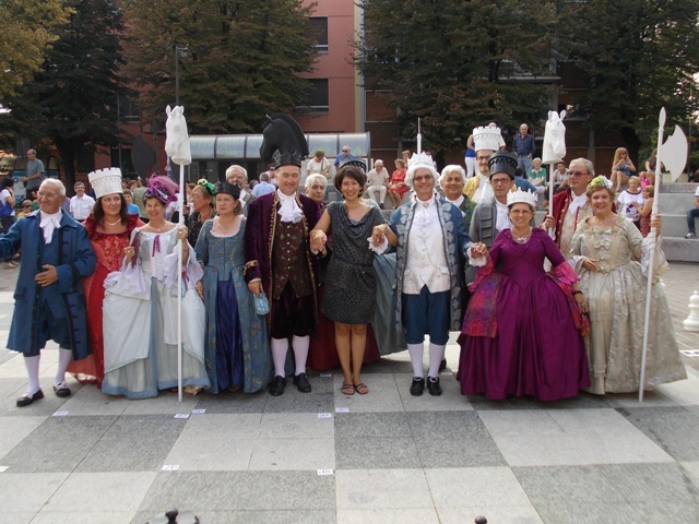 068_Alessandra_e_i_figuranti