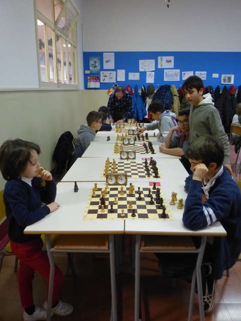 Elisabetta gioca in piedi