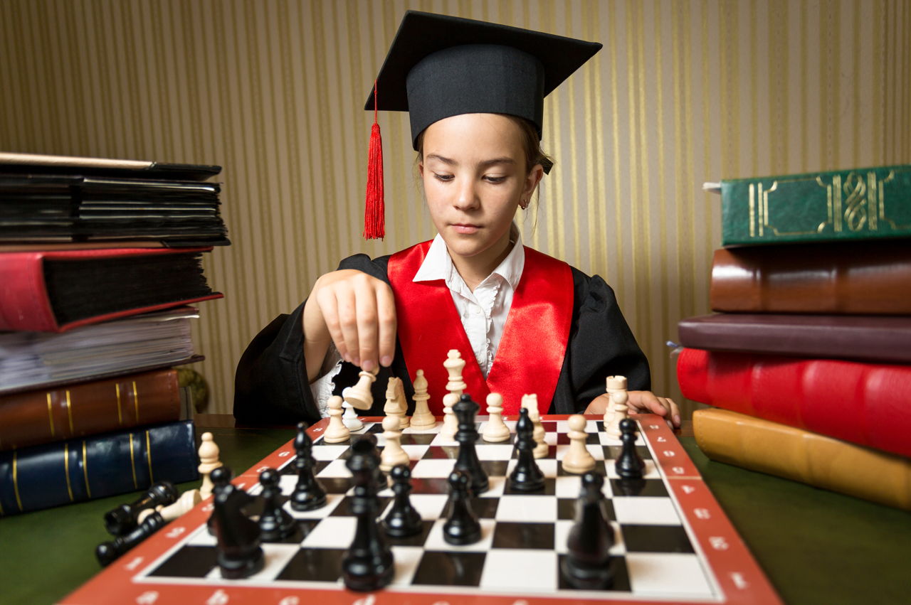 1280-615704230-girl-playing-chess